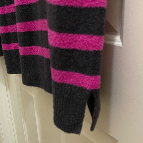 Vince Camuto Soft☁️Lightweight☁️ Striped Sweater - Picture 4 of 6